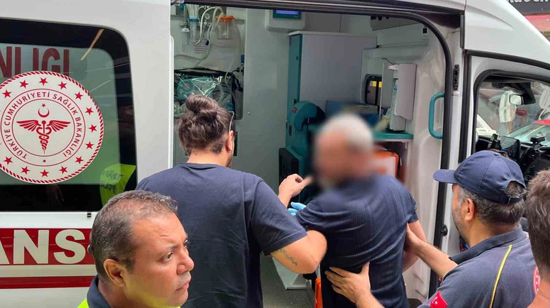Motosiklet ile Hafif Ticari Araç Çarpıştı: 1 Yaralı