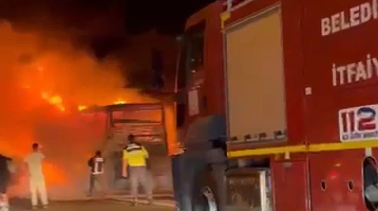 Korku Dolu Anlar: Yolcu Otobüsü Alev Topuna Döndü