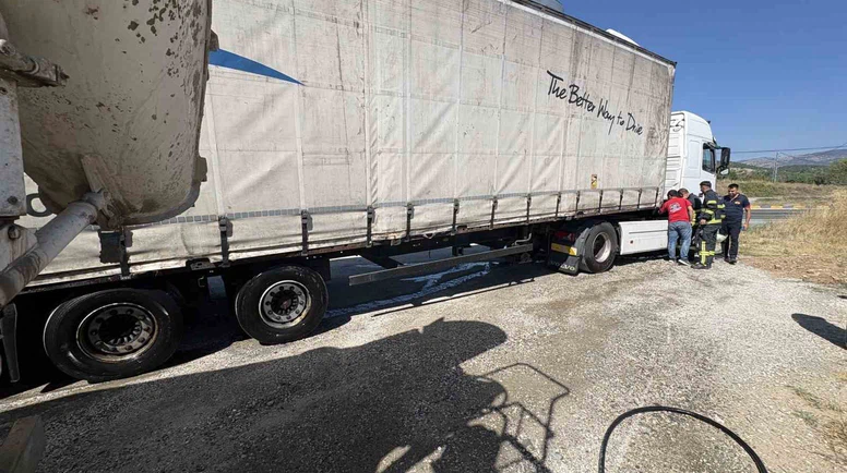 Film Gibi Anlar! Yanan Tırın İmdadına Beton Mikseri Yetişti