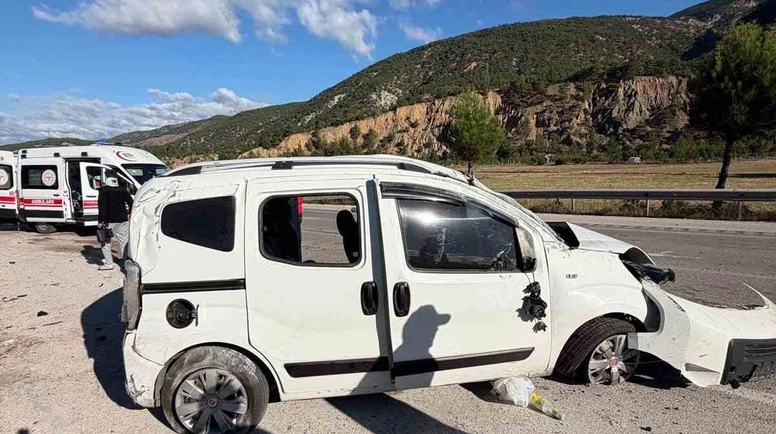 Hafif Ticari Araç Takla Attı: 2’si Ağır 4 Yaralı