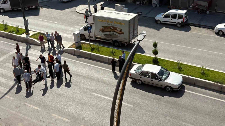 Yaya Geçidinde Otomobil Çarptı