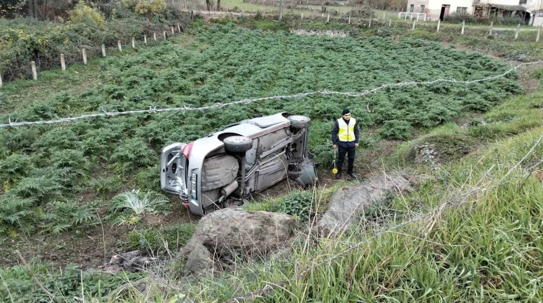 Otomobil tarlaya uçtu