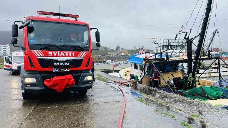 Su alarak batma tehlikesi olan tekneye ekipler müdahale etti