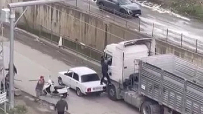 Tır şoförüne sopayla saldırdılar