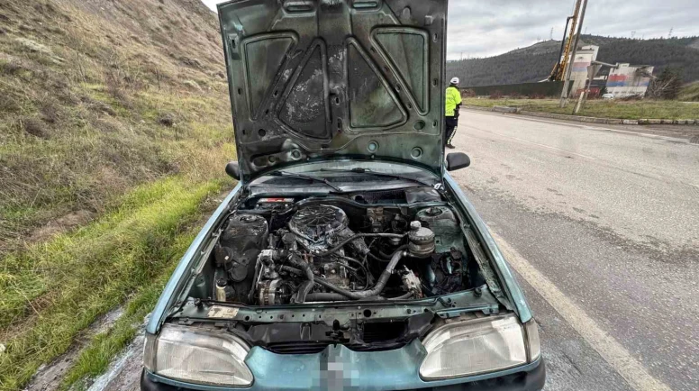 Seyir halindeki otomobilde çıkan yangın söndürüldü