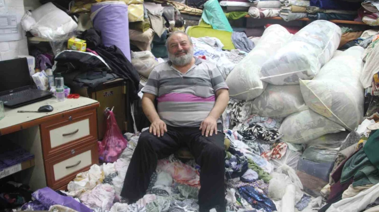 Hastane müdürüyken kumaş bağımlısı oldu: Dükkanı dağınıklıkla dikkat çekiyor
