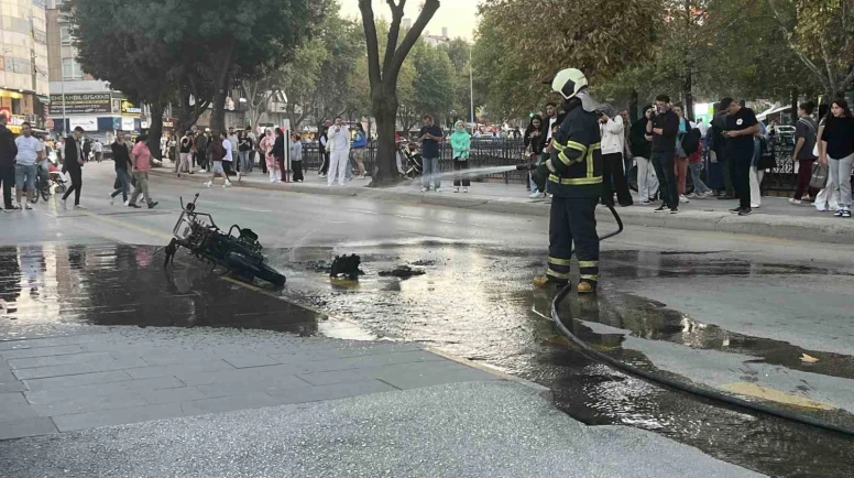 Seyir halindeki motosiklet alev alev yandı
