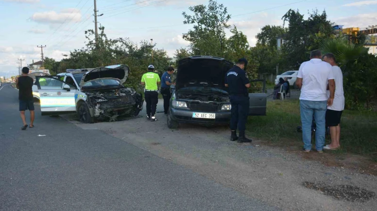 Kontrolden çıkan otomobil, polis otosuna çarptı: 2 yaralı