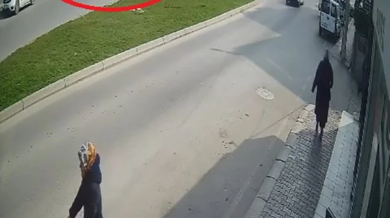 Halk otobüsü ile otomobilin çarpıştığı kaza kamerada: 9 yaralı