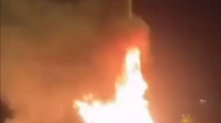 Park halindeki minibüs alevlere teslim oldu