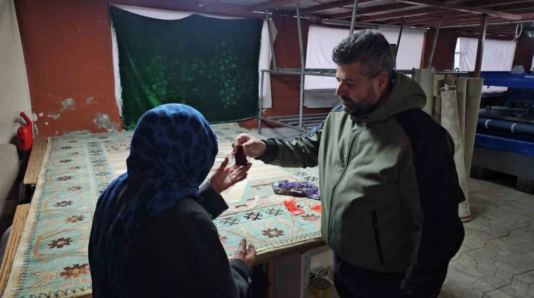 Poşetten insanlık çıktı, halının arasındaki altınlar sahibine ulaştırdı