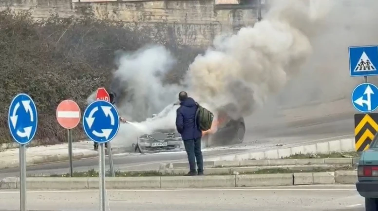 Otomobil alevlere teslim oldu