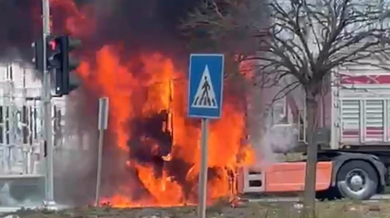 Seyir halindeki tırın kupası alevlere teslim oldu