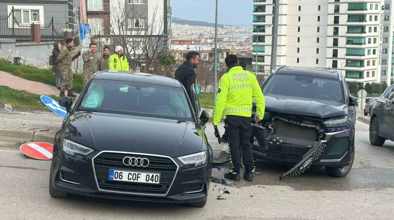 SUV ile otomobil çarpıştı