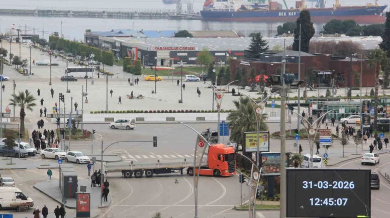 Tırdan trafiği tehlikeye düşüren hareket