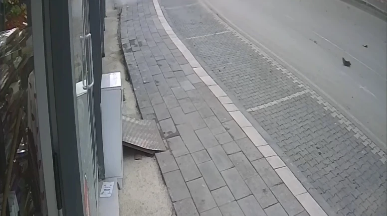 Otomobil markete girdi: 2 yaralı