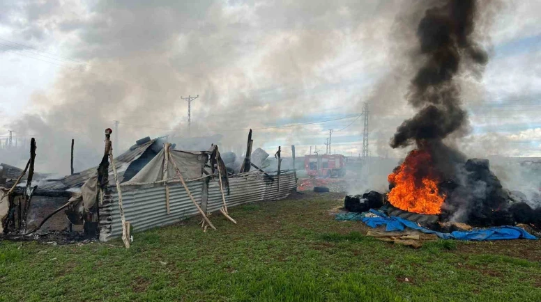 Ağıl ve saman balyaları alev alev yandı