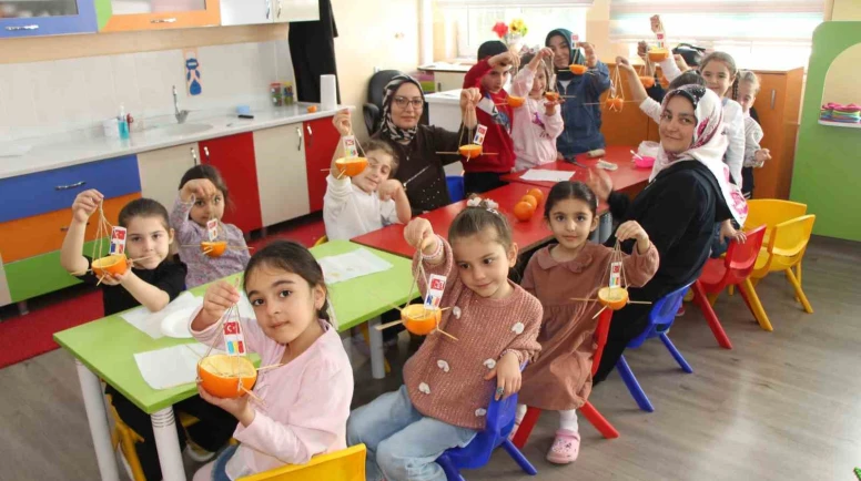 Ana sınıfında portakallar kuşlar için yemlik ve yuvaya dönüştü