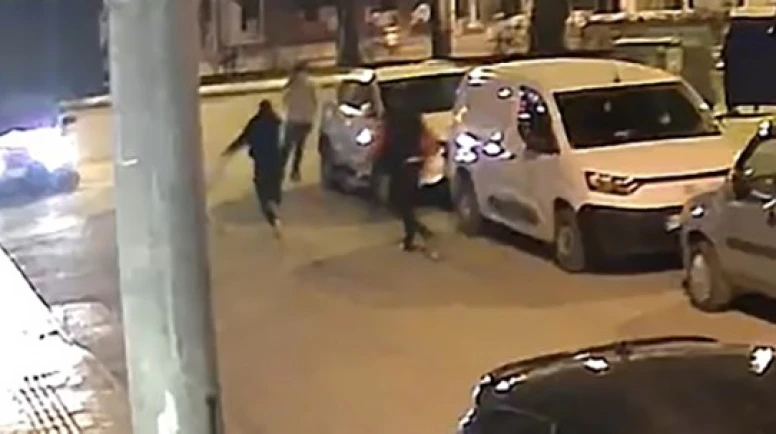 Kendisini darbeden şahsa kurşun yağdırdı: O anlar kamerada