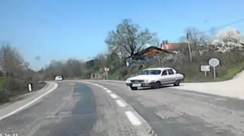 2 otomobil kafa kafaya çarpıştı