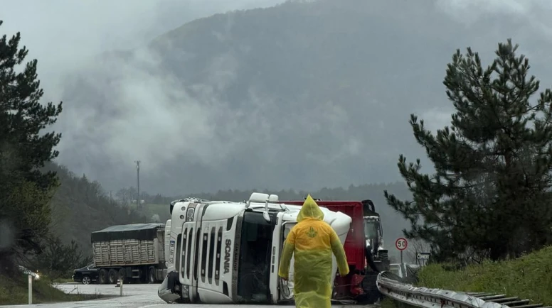 Kömür Yüklü Tır Kaygan Yolda Yan Yattı