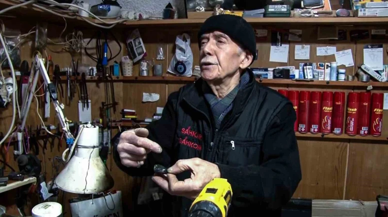 Altın ustası, 69 yıldır 20 metrekarede altına hayat veriyor