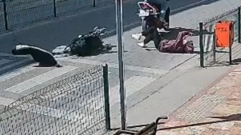 Motosiklet yaya geçidinde anne ve çocuğuna çarptı: 2 yaralı