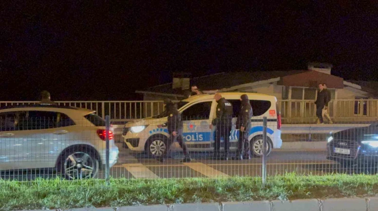 "Dur" ihtarına uymayan alkollü sürücü polis aracına çarptı: 3 gözaltı