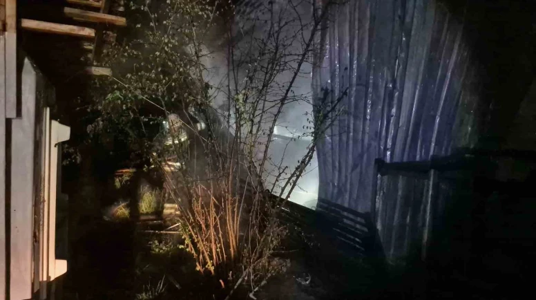 Evde yangın çıktı: Alevler geceyi aydınlattı