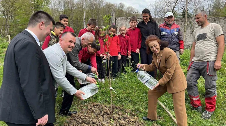 Gazetecilerden Anlamlı Jest: 19 Yıl Sonra Okulda Öğrencilerle Buluşup Hediyeler Dağıttılar