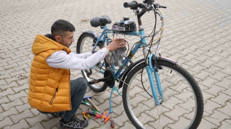 İkinci el bisiklet satın aldı, topladığı malzemelerle mobilete çevirdi