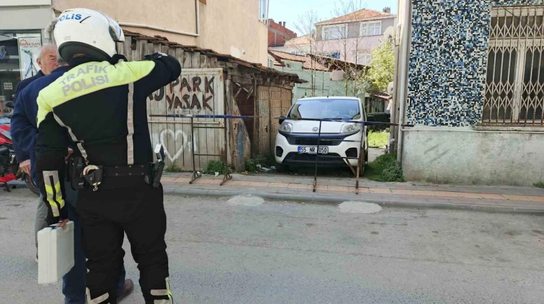 Kaldırımı kapatan bariyer kazaya neden oldu: 2 yaşındaki çocuk yaralandı