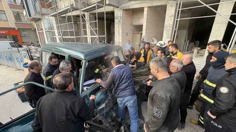 Ekmek taşıyan fırın araçları çarpıştı: 3 yaralı