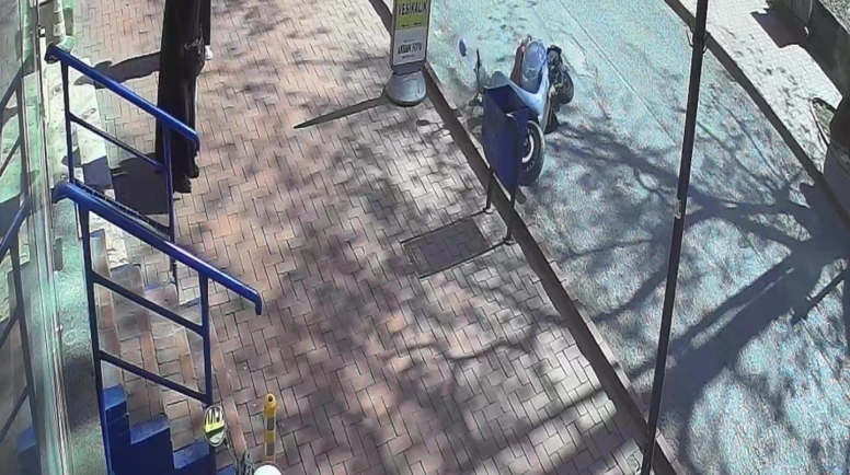 Motosikletli yayadan kaçarken kaza yaptı