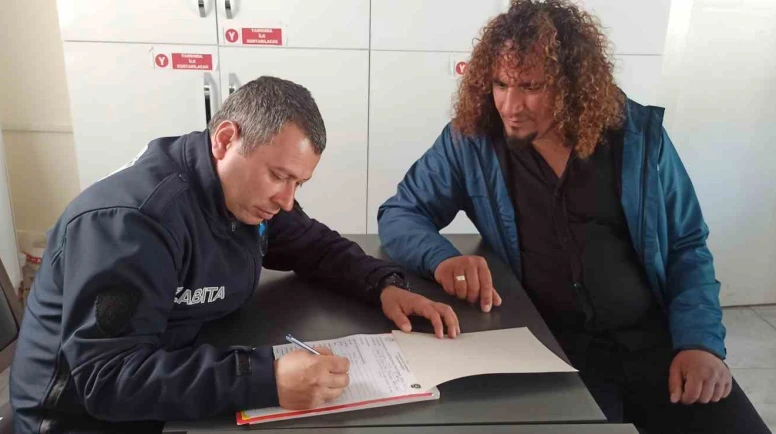 Müzisyen Duyarlılığı: ATM'de Bulduğu Parayı Ekiplere Teslim Etti!