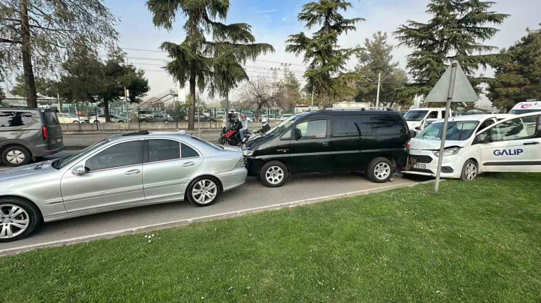 4 araçlı zincirleme kaza: 3 yaralı