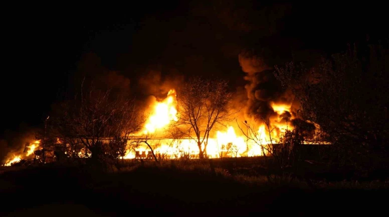 Muz deposunda yangın: Alevler göğe yükseldi