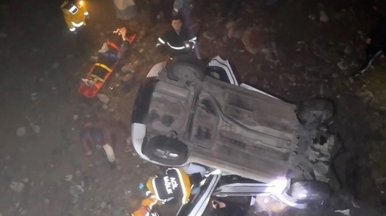 Otomobil köprüden dere yatağına uçtu: 2 yaralı