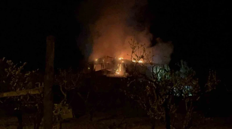 Çıkan yangında ev kullanılamaz hale geldi