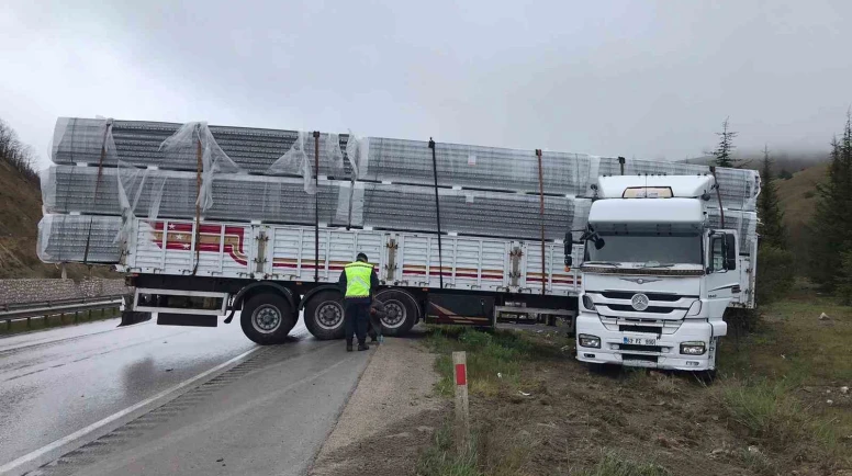 Yağışlar Nedeniyle Kontrolden Çıkan Tır, Yoldan Sıçradı!