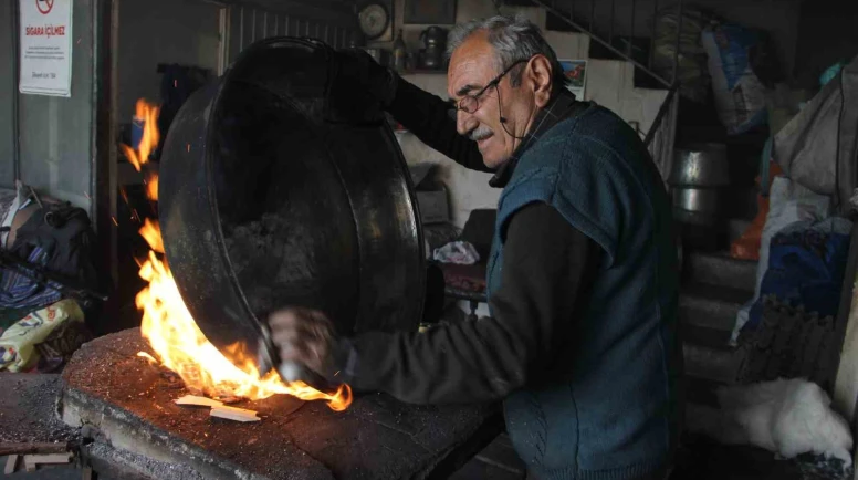 Yarım asırdan fazla süredir bakıra hayat veriyor: 73 yaşında mesleğini aşkla yapıyor