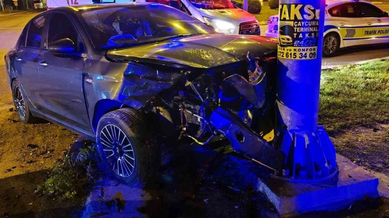 Otomobil Kazasında İki Kişi Yaralandı: Araç Yön Direğini Devirerek Durabildi
