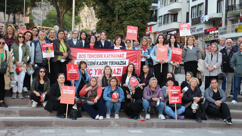 CHP Kadın Kolları “Boş Tencere” Eylemi Gerçekleştirdi