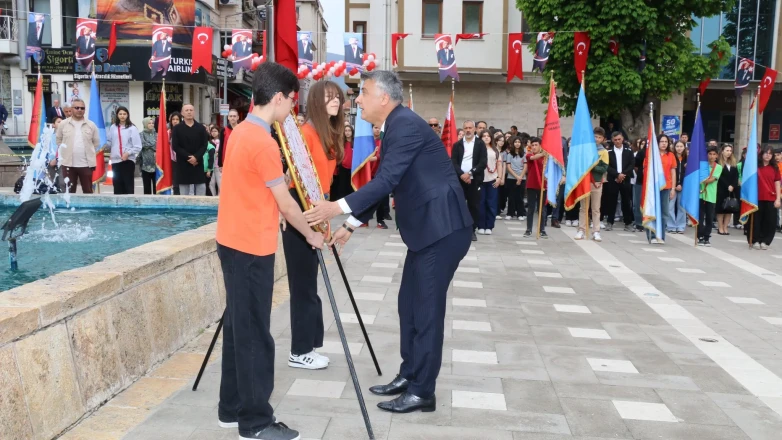 Amasya’da 23 Nisan Kutlamaları Çelenk Sunma Töreniyle Başladı