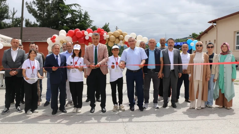 Ezinepazar’da Bilimin Işığı Parladı: TÜBİTAK 4006 Bilim Fuarı Açıldı