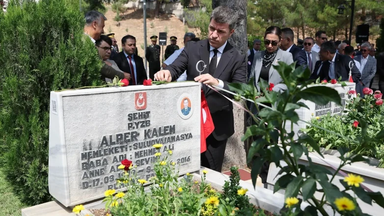 Vali Önder Bakan’dan 15 Temmuz’da Şehitlik Ziyareti: “Ruhları Şad, Mekanları Cennet Olsun”