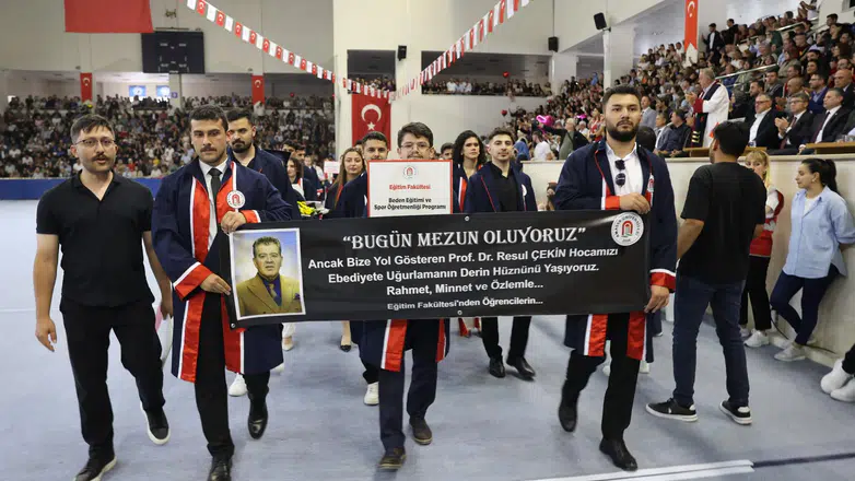Amasya Üniversitesi’nde Mezuniyet Gözyaşlarıyla Başladı