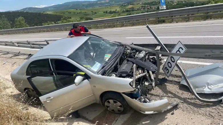 Merzifon – Çorum Yolunda Bariyerlere Çarptı! 3 Kişi Yaralandı