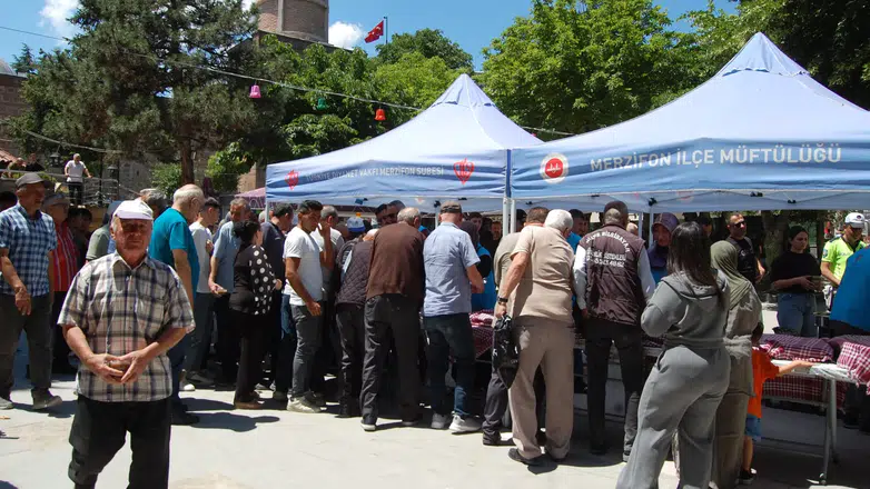 Merzifon’da Muharrem Bereketi! Vatandaşlara Aşure İkramı Yapıldı