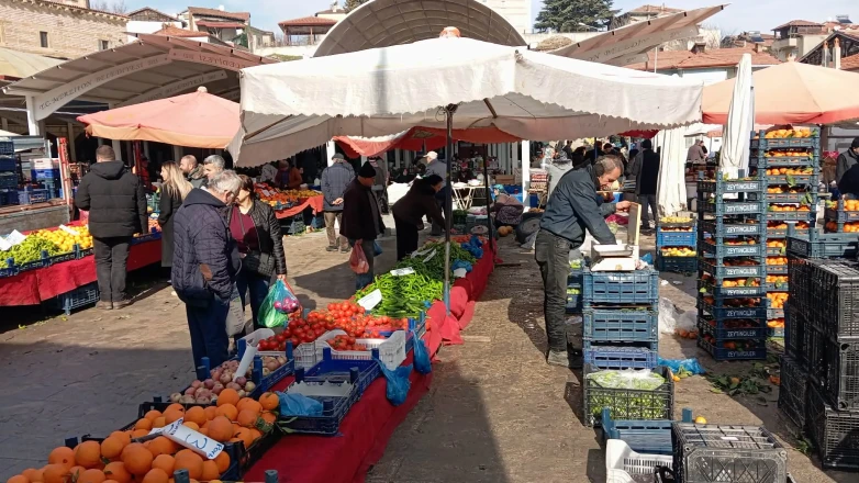 Halk Pazarında Sıcak Hava Hareketliliği
